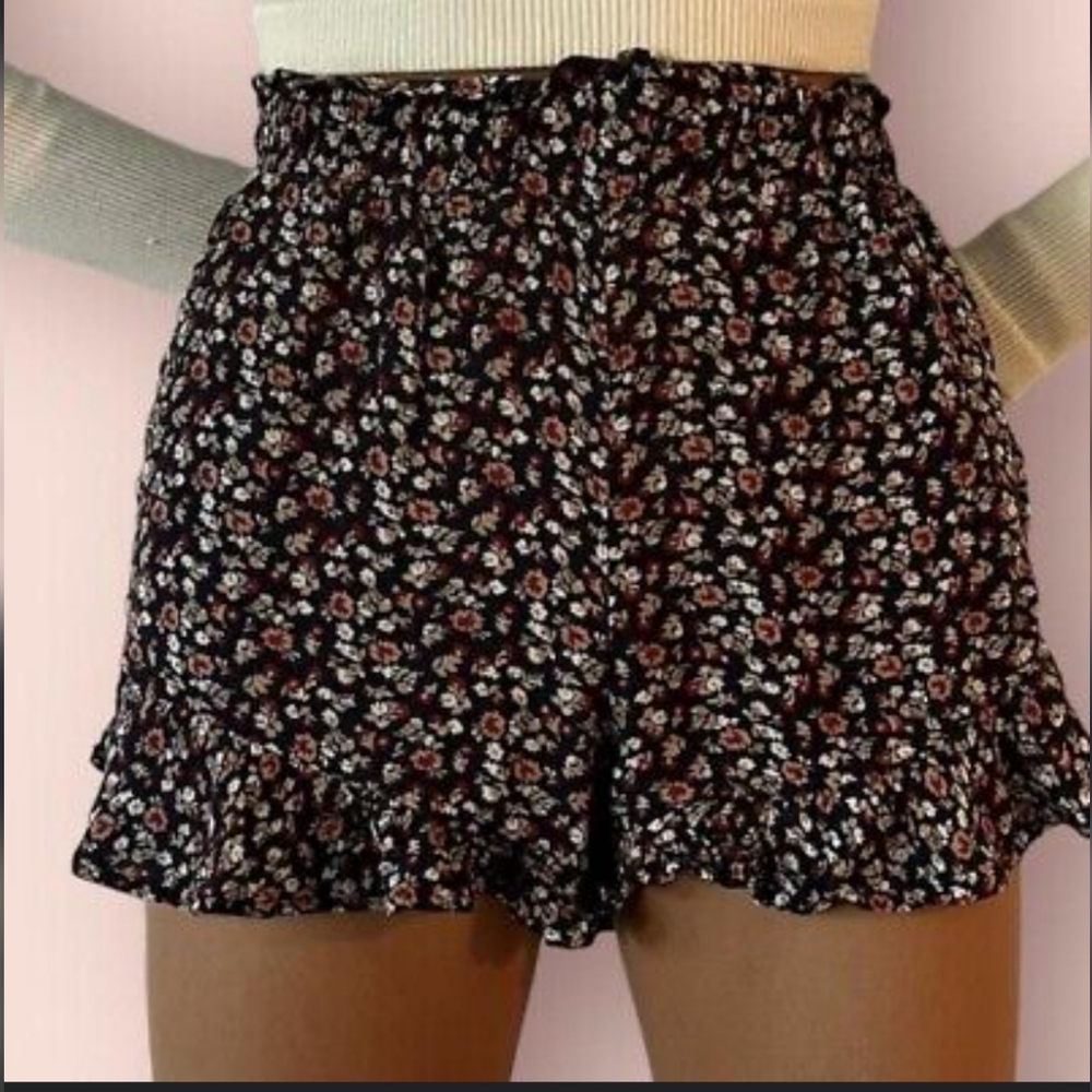 HOLISTER Floral Ruffle Hem Shorts